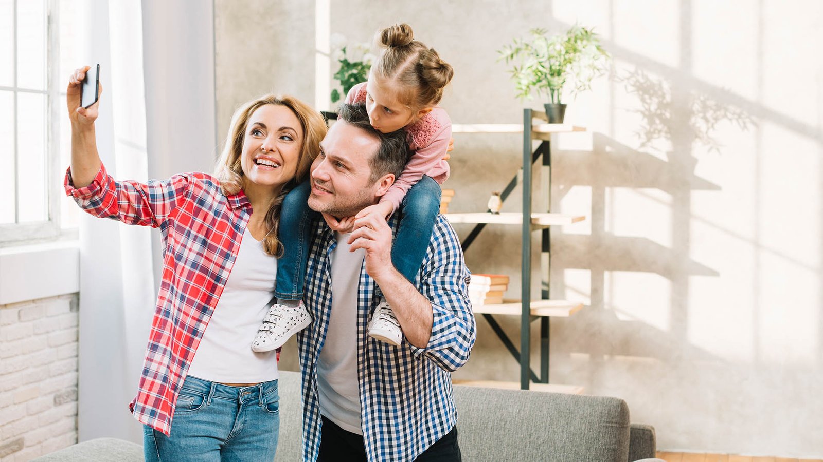 Familia joven mudándose a su nueva casa en Aguascalientes
