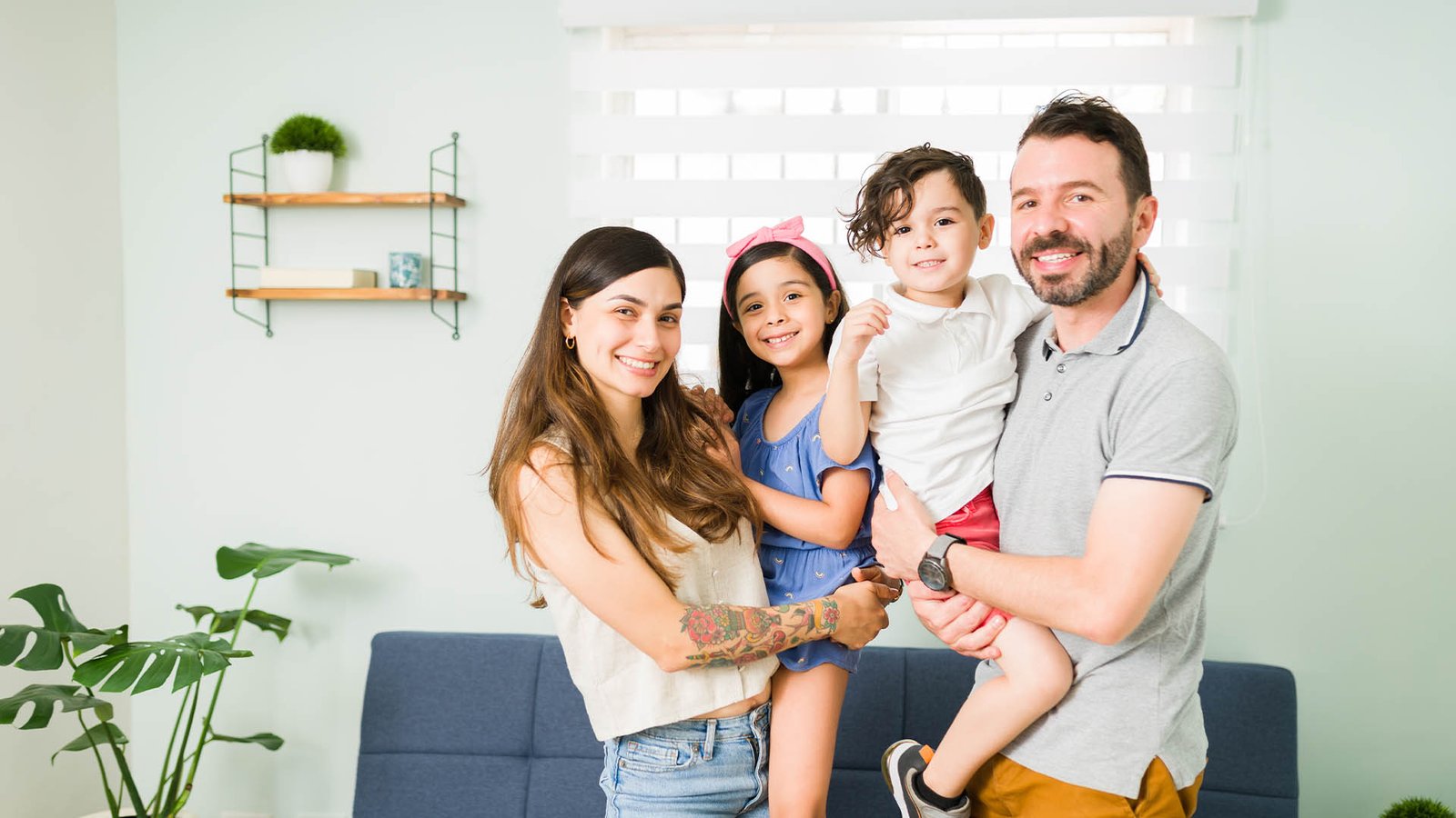 Pareja con sus hijos en su nuevo hogar en Aguascalientes