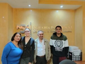 Clientes de club inmuebles celebrando la compra de su casa en aguascalientes