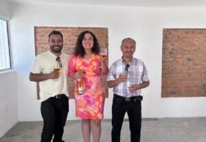 Clientes de club inmuebles celebrando la compra de su casa en aguascalientes